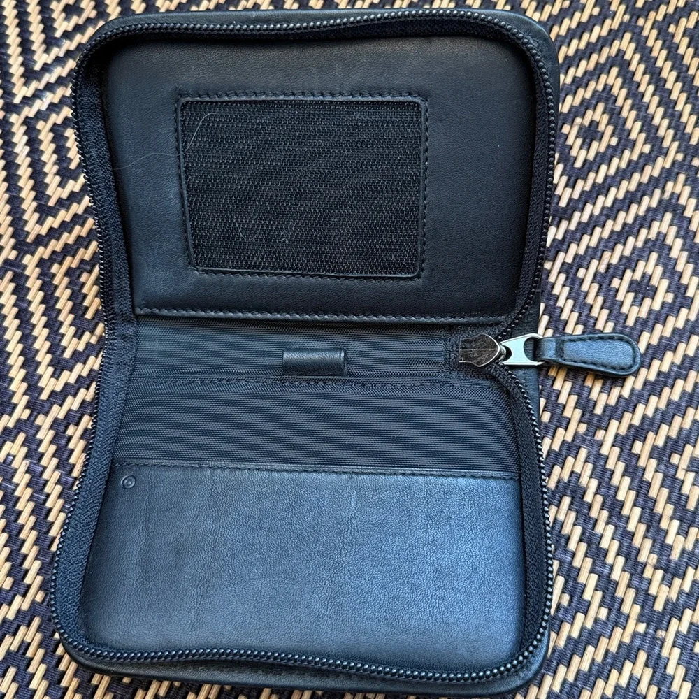 Vintage Coach Black Leather Zip-Around wallet 4565 black